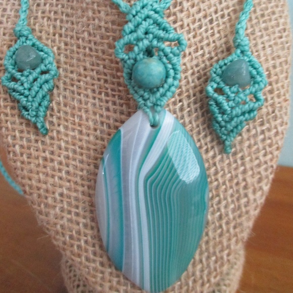 Green Banded Onyx Agate Cabochon Macrame Pendant - Picture 1 of 3